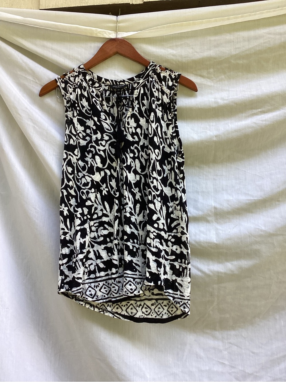 Lucky Brand Black and White Printed Sleeveless Camisole, size small